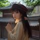 龙餐馆主厨龙建国，从业28年的淮扬菜大厨，身着白色厨师服站在厨房操作台前